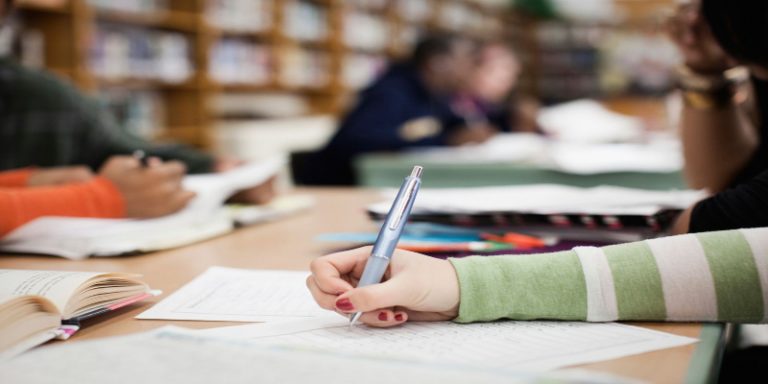 How do you write an admission essay?